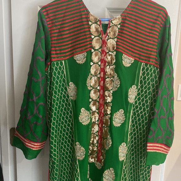 Beautiful Pakistani 3 Piece Suit - Picture 6 of 8